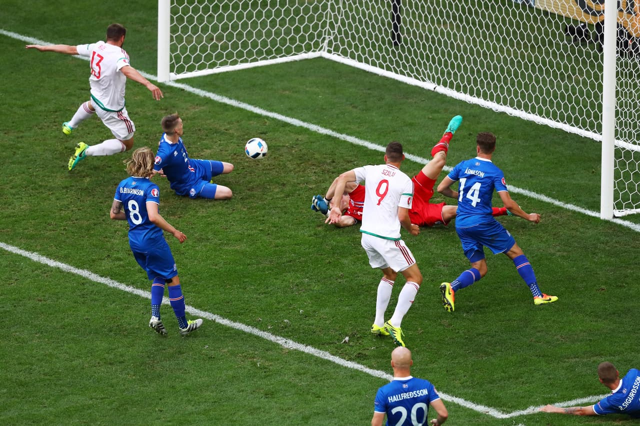 Al minuto 88 un autogol le robaría el triunfo a Islandia, en una diagonal de la muerte la bola sería cortada por Saevarsson, pero para su mala suerte la mandaría al fondo de las redes.