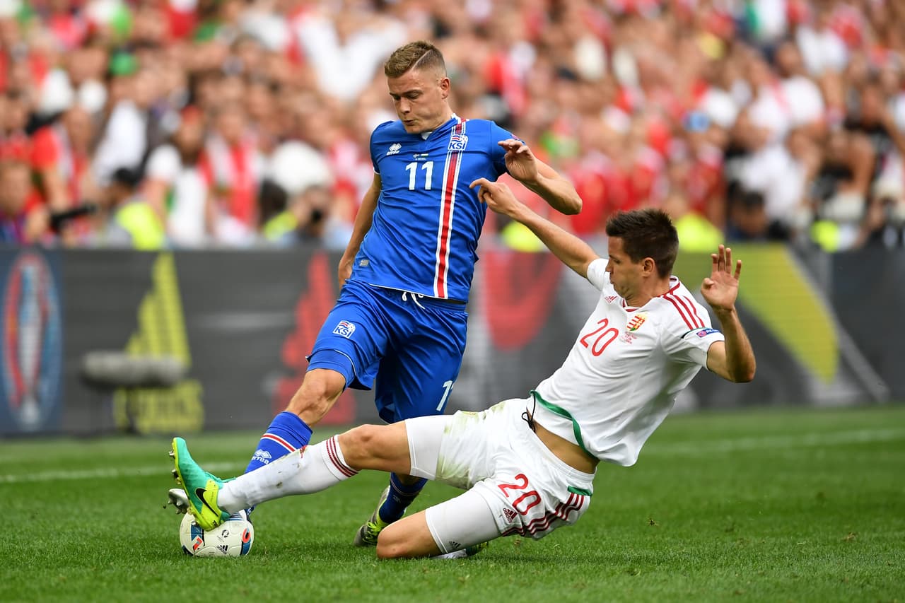 Los dos equipos saltaron al terreno de juego buscando el triunfo, disputando el balón con fuerza desmedida y mucha intensidad.