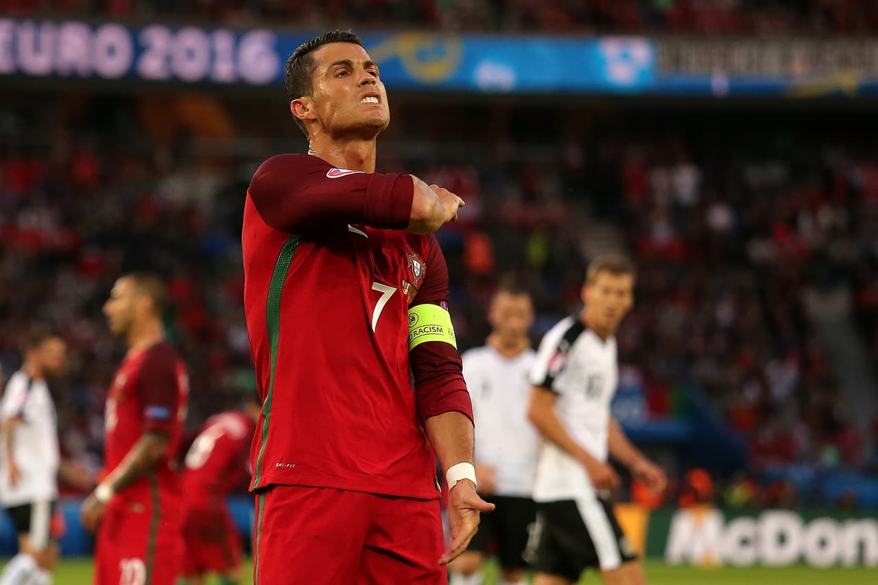 Ronaldo dejaba escapar el gol que lo inmortalizaría al anotar en 4 Euros diferentes, pero el 7 de los rojos pondría la bola en el poste.