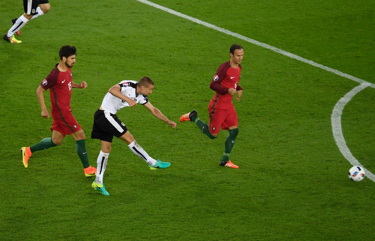 Al inicio del partido Austria propuso, pero con el paso de los minutos los portugueses comenzaron a tener mayor control de las acciones.