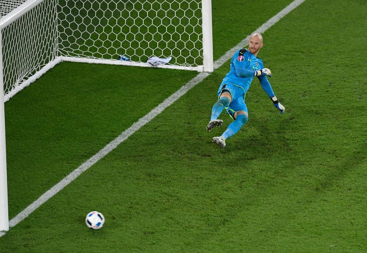 Pero la máxima figura de Portugal estrellaría el balón en la base del poste para mantener el cero en el marcador.