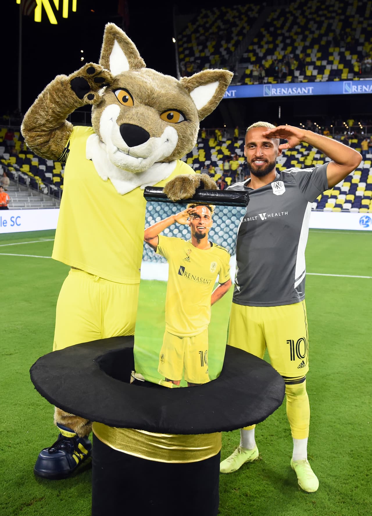 El triplete del alemán fue festejado por 'Tempo', la mascota del equipo.
<br>