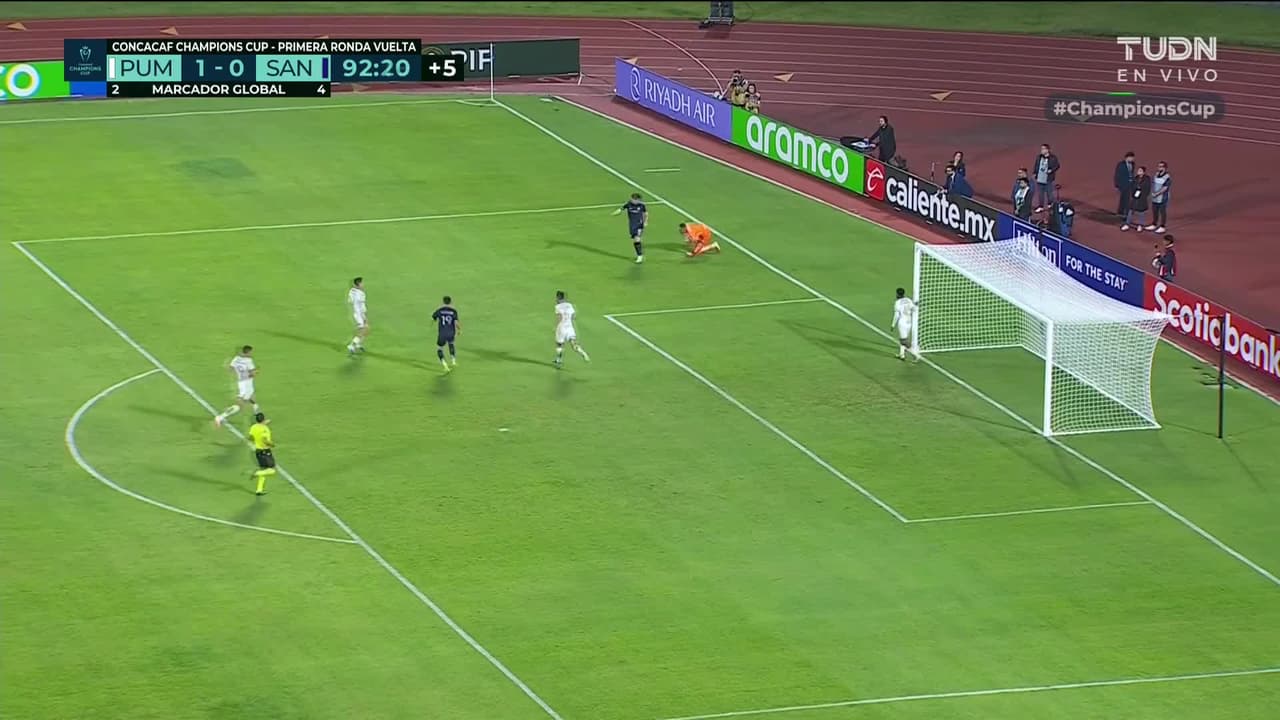 ¡Enorme Keylor! El 'Tico' le gana el mano a mano al delantero de San Diego