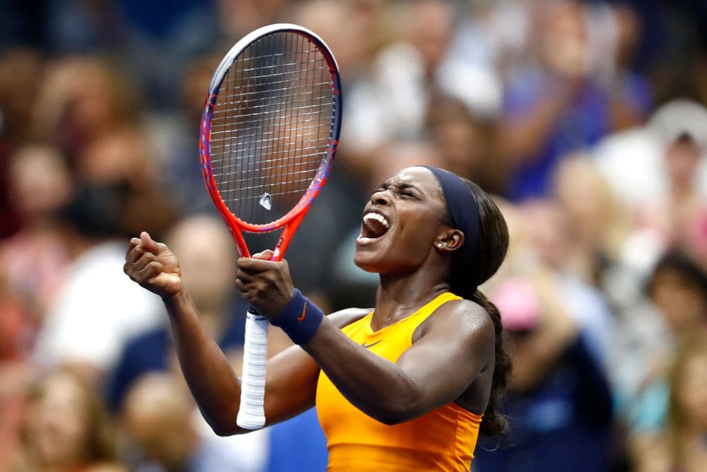 En el cuadro de damas, la estadounidense Sloane Stephens, preclasificada número tres, avanzó a octavos de final sobre la exnúmero uno del Mundo Victoria Azarenka por 6-3 y 6-4.
