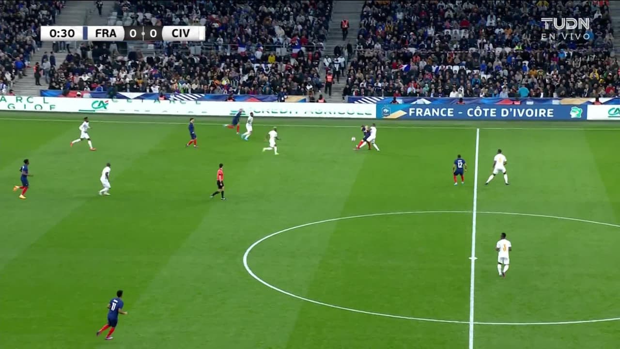 Arranca el partido y la pelota está en juego.