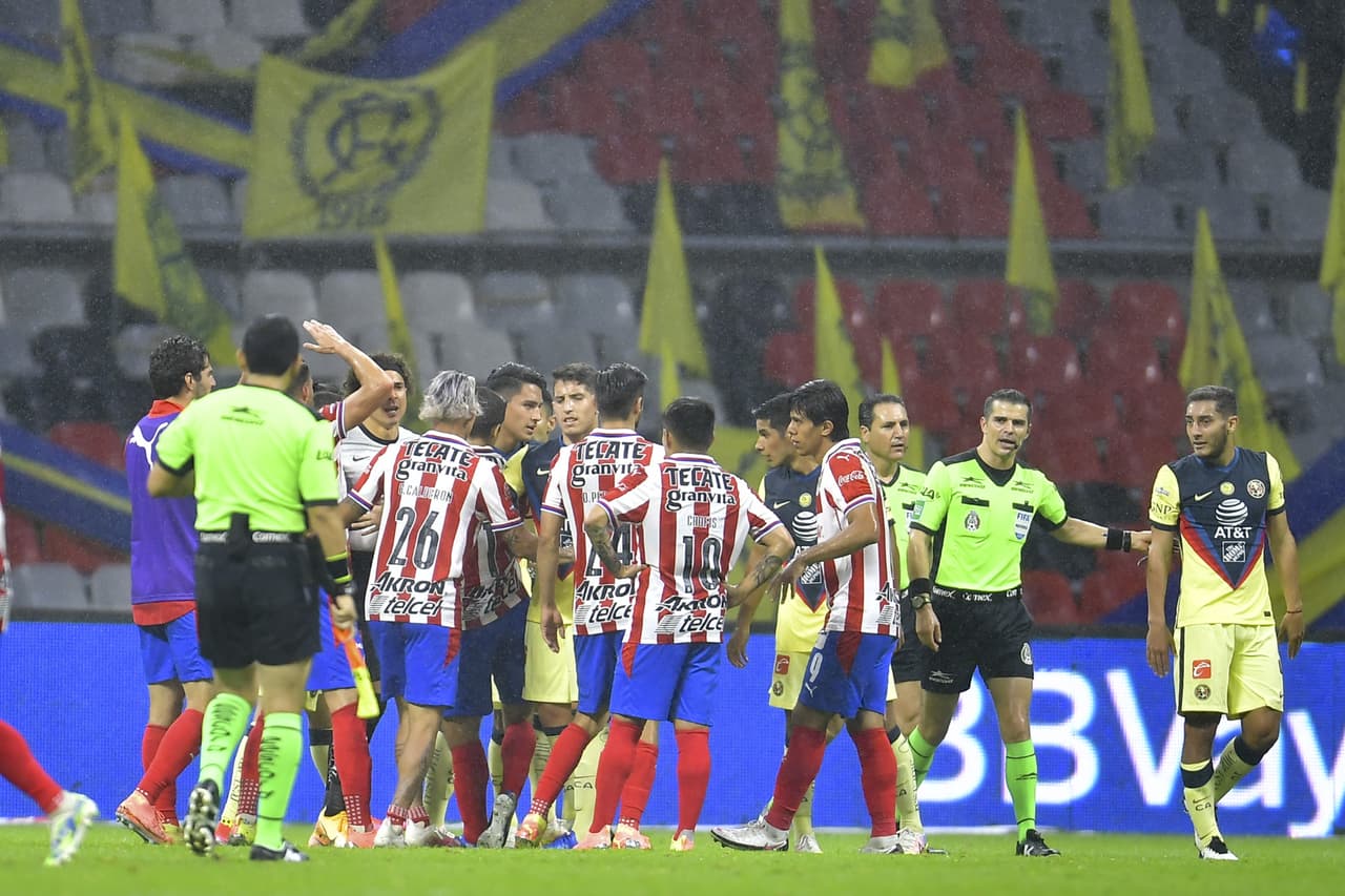 Exleyendas tachan de vergonzoso intercambio de playeras