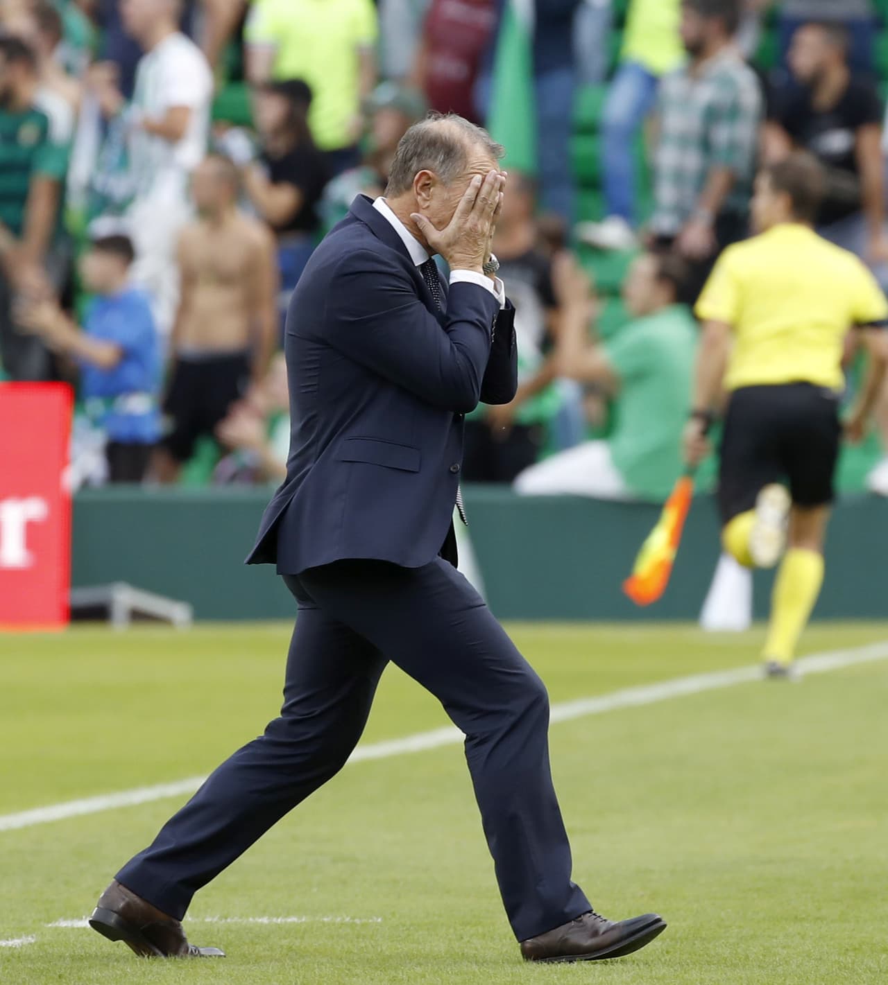La situación para el Alavés y su técnico, el italiano Giovanni De Biasi, es muy negativa, con tres puntos en nueve jornadas, penúltimo en la tabla.