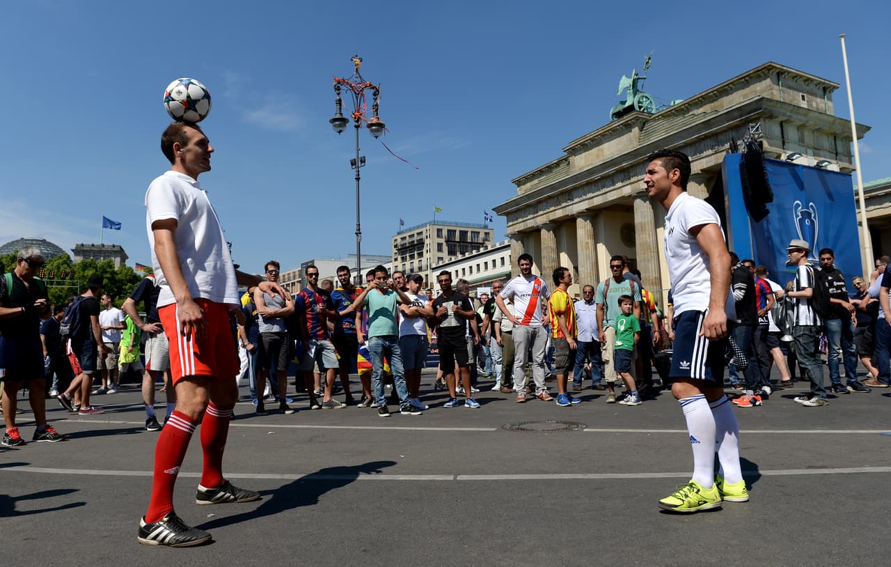 Los aficionados culés y bianconeros ya esperan ansiosos el inicio del encuentro entre italianos y españoles para definir al próximo Campeón de la Champions.