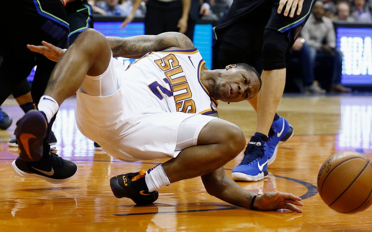 Isaiah Canaan, ex jugador de Phoenix Suns, sufrió fractura del tobillo izquierdo Mientras jugaba contra Maverick Dallas en 2018. La imagen de su tobillo en dirección hacia la espalda es terrible.