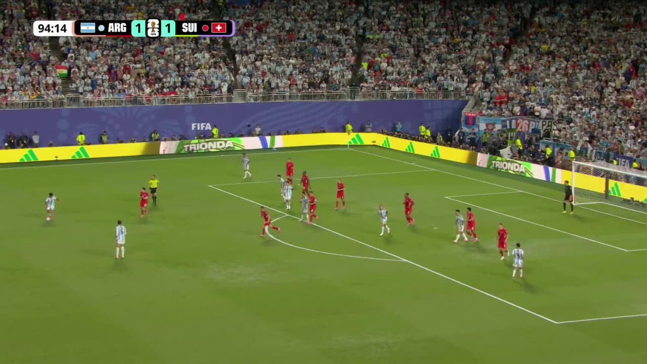 ¡CERCA! Thiago Almada disparó que se estrella en el poste.