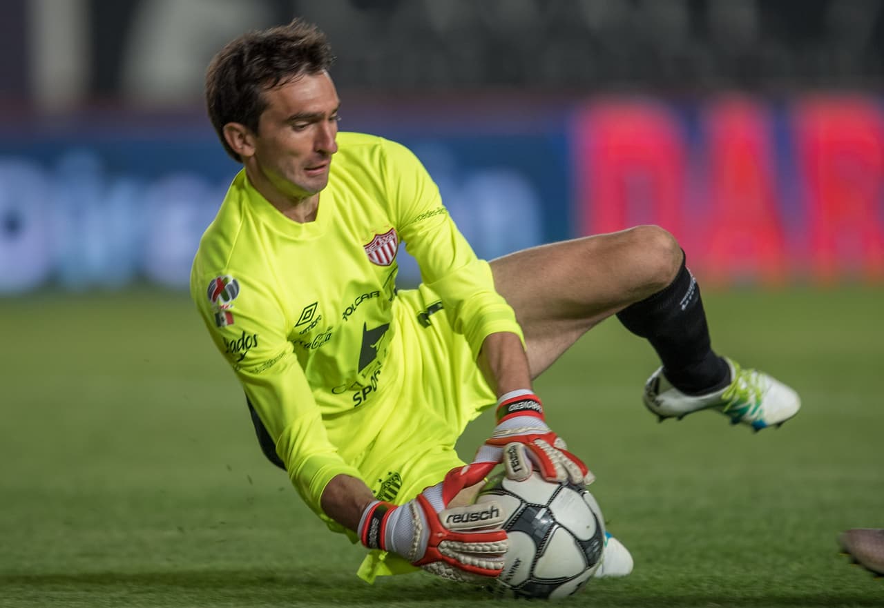 El argentino Marcelo Barovero, que suele mostrar seguridad en el arco, padeció de un 'oso' en un partido de su equipo Necaxa contra Chiapas cuando no pudo controlar un balón que iba a su cuerpo y que lo superó para convertirse en el empate de su rival en el partido del Apertura 2016.
