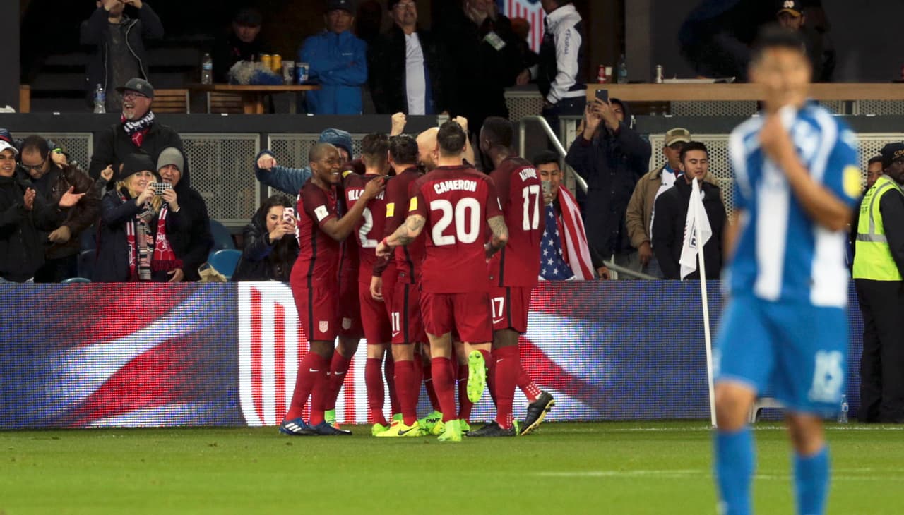 No pudo comenzar mejor el partido para Estados Unidos que tenía ya el primer gol a los cinco minutos y Dempsey penetró por la izquierda y dentro del área le salió un medio tiro-centro que al final el balón llegó al volante de origen argentino Sebastián Lletget y pegado al poste derecho marcó a placer.