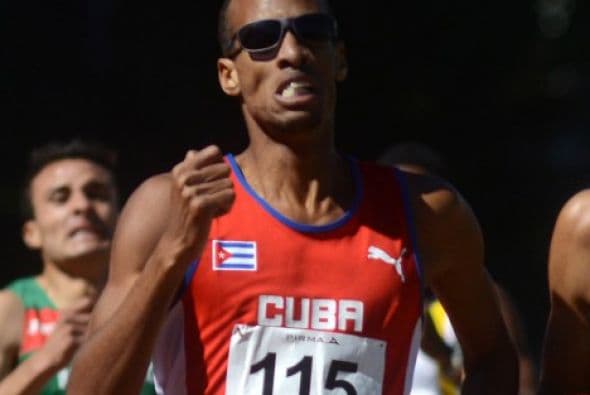 El corredor cubano Andy González ganó su segunda medalla de oro en los XXII Juegos Centroamericanos y del Caribe Veracruz 2014, al conquistar la prueba de los 800 metros planos, en el estadio Heriberto Jara Corona, de Xalapa. (Foto: veracruz2014.mx).