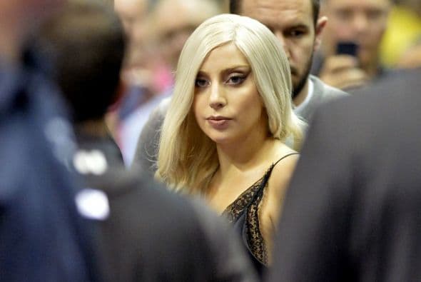A la salida Lady Gaga sfue custiodiada por sus guardaespaldas para ir al camerino de los Spurs.