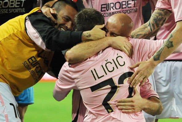 Los jugadores del Palermo fueron a abrazar a Ilicic.