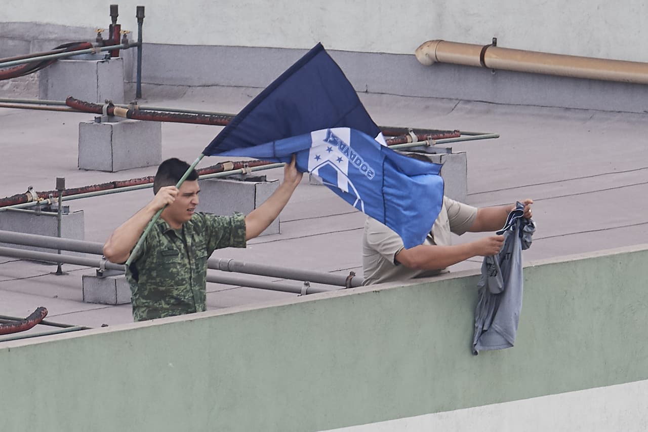 Soldados apoyaron a Rayados.