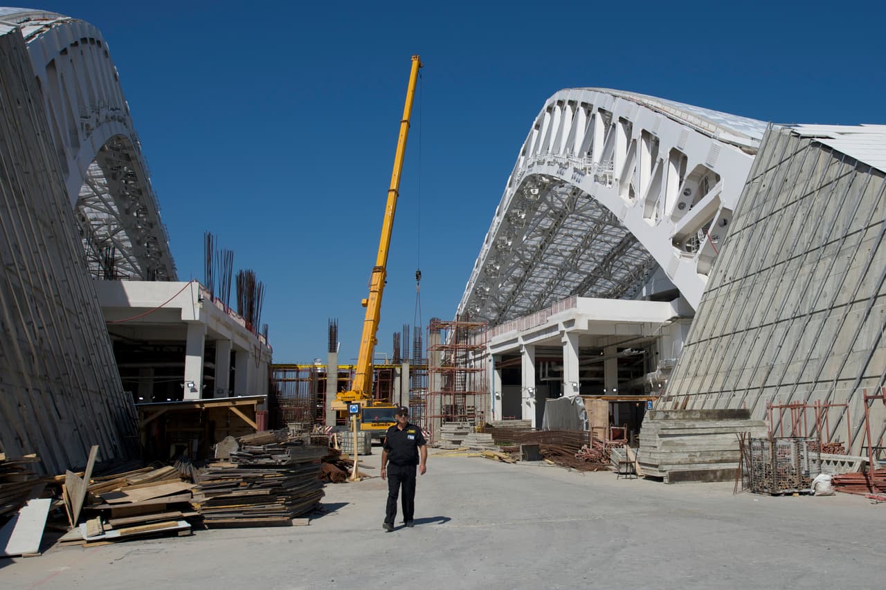 Así como el césped, el Olímpico sufrió reparaciones en las graderías y el techo, para adecuarlo a la reglamentación de la FIFA.