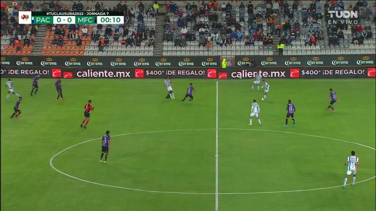 Arranca el partido y la pelota está en juego.