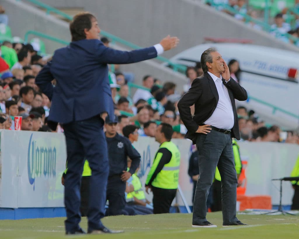 La desesperación de Tomás Boy, técnico de las Chivas, era más que evidente, el equipo no funcionaba y salvaban una y otra vez el pellejo de permitir el tercer gol.