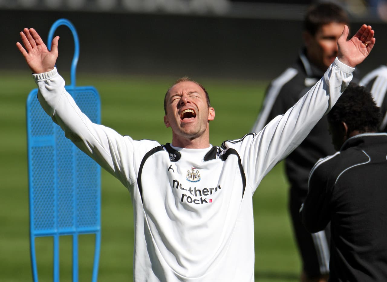 En su andar como timonel del Newcastle, dirigió ocho encuentros y el saldo fue terrible: un ganado, dos empatados y cinco perdidos. Descendieron en la temporada 2008-09 y desde entonces, no ha vuelto a dirigir en el futbol profesional.