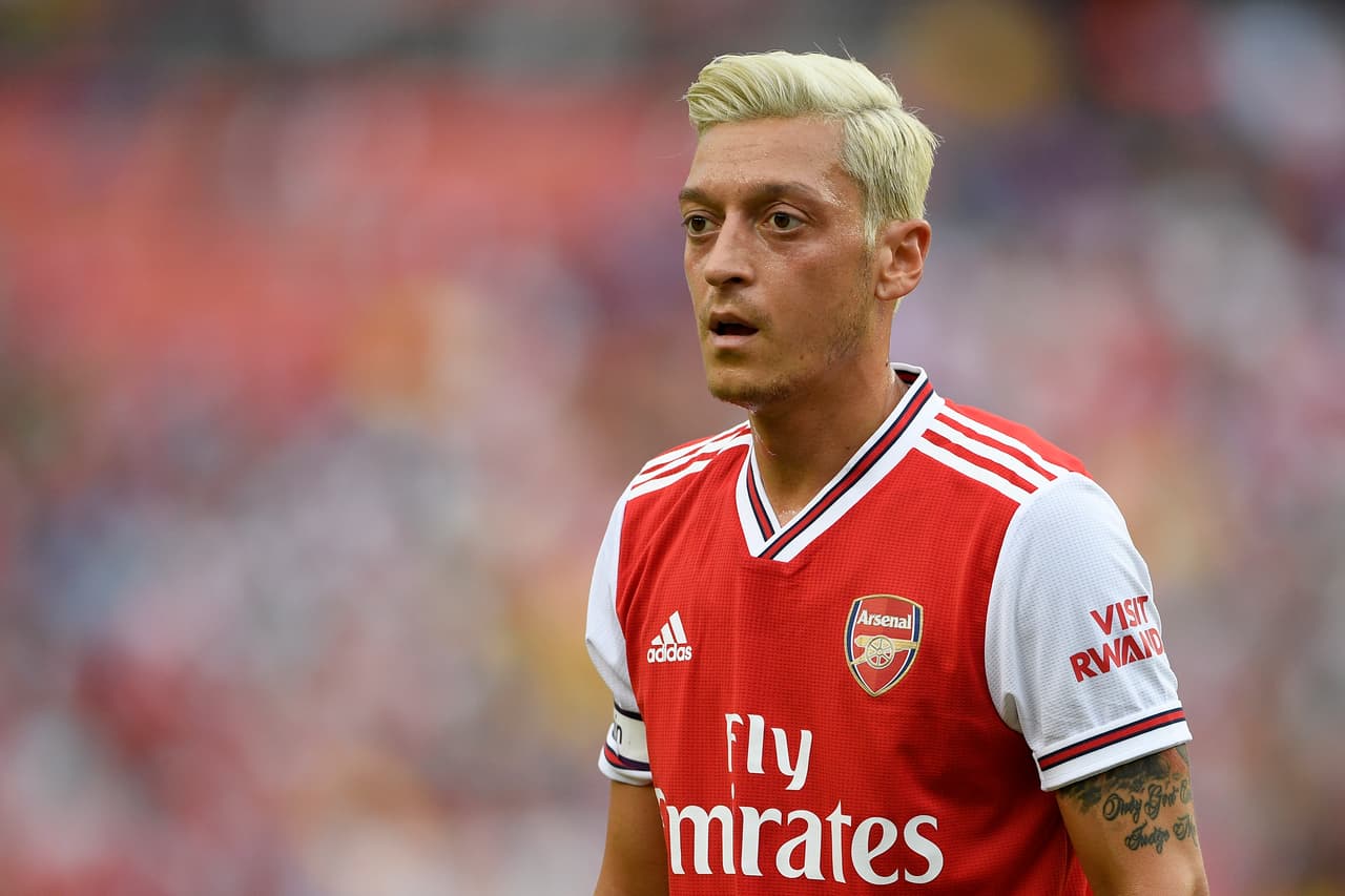 <b>Mesut Özil </b>
<br>- El alemán se pintó el cabello de blanco durante una ´epoca tras su paso con el Arsenal y, posteriormente, se volvió una moda.