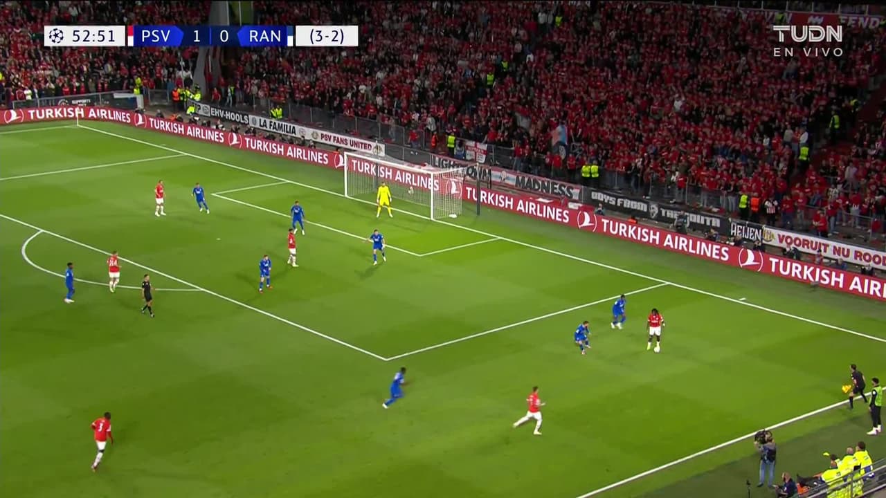 ¡GOL!  anota para PSV Eindhoven. Ismael Saibari