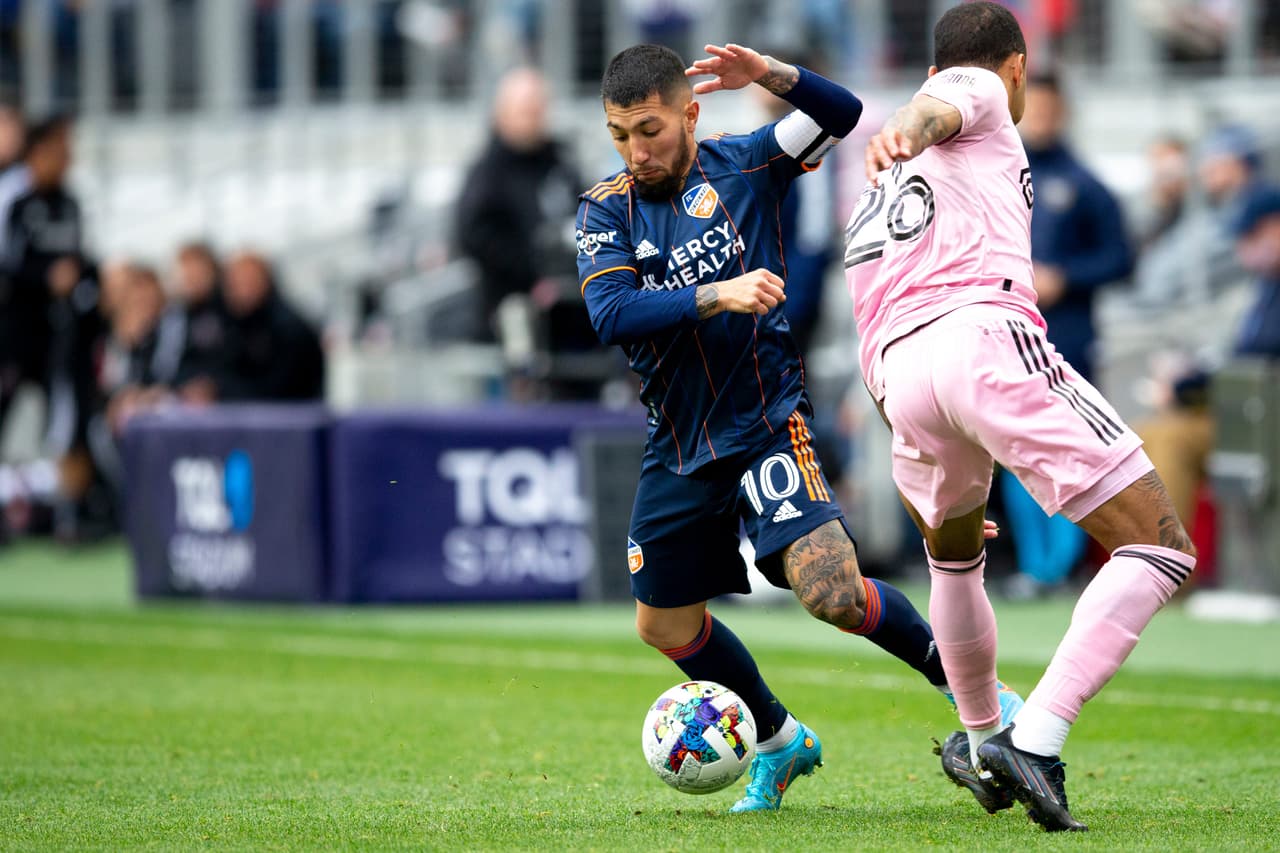 Luciano Acosta es el encargado de repartir juego en el centro de la cancha de Cincinnati.
<br>
