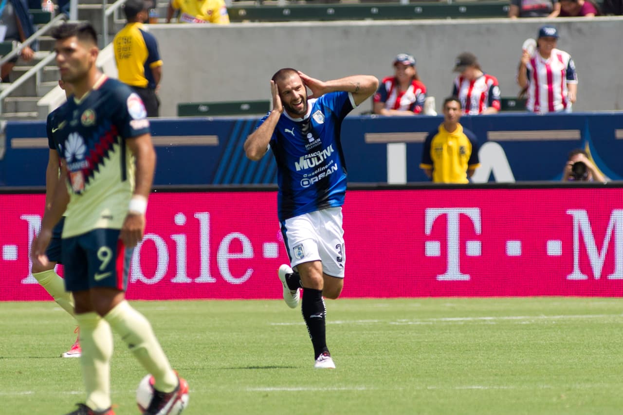 Al minuto 13, muy temprano, Emanuel Villa se reportó con la apertura del marcador para los 
<i>Gallos Blancos.</i>