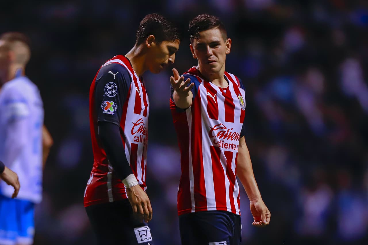 El primer tiempo se fue entre quejas, faltas, pases errados y frustración de ambos equipos, que no lograron descifrar al enemigo durante 45 minutos.