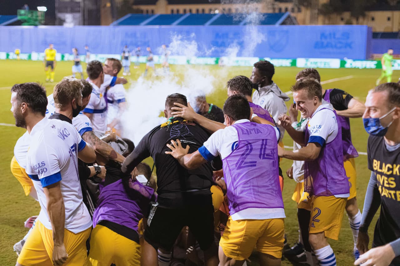 Con goles de Andy Rios, Chris Wondolowski, Shea Salinas y del mexicano Oswaldo Alanís, los San Jose Earthquakes vinen de atrás para derrotar a los Vancouver Whitecaps.