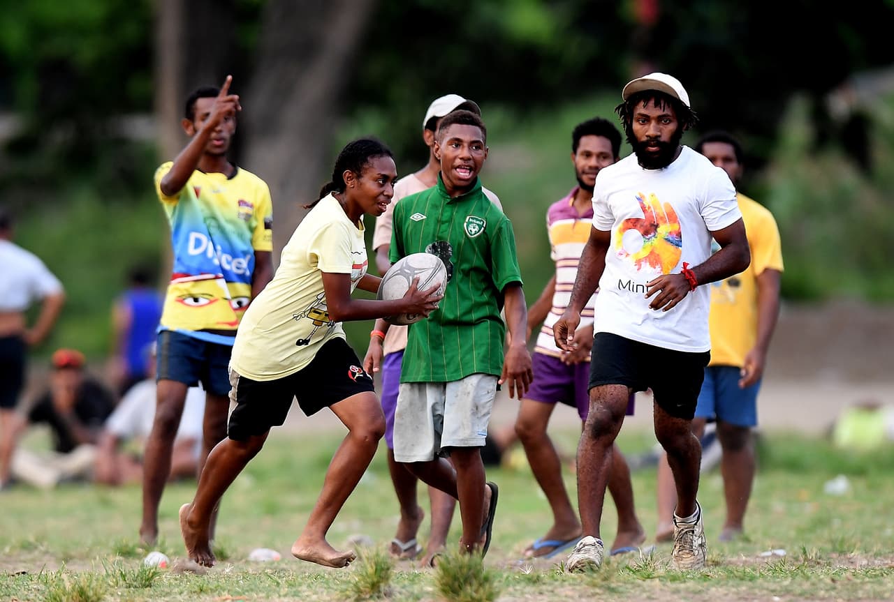 El deporte no es machista y las mujeres se integran en la competencia con los hombres en el rugby.
