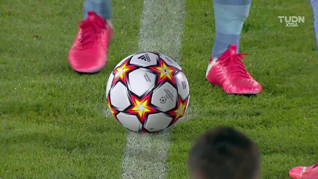 Arranca el partido y la pelota está en juego.