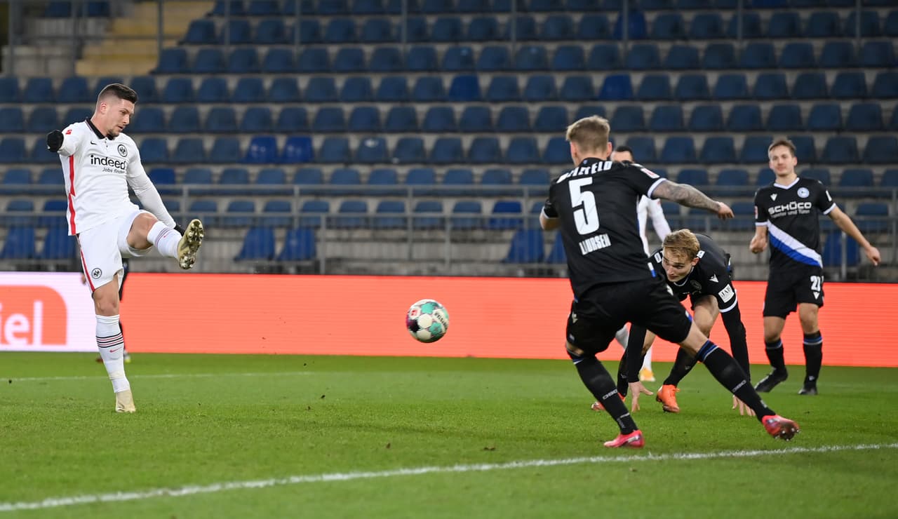 Luka Jovic anota su tercer gol con el Frankurt; Leipzig y Leverkusen pierden