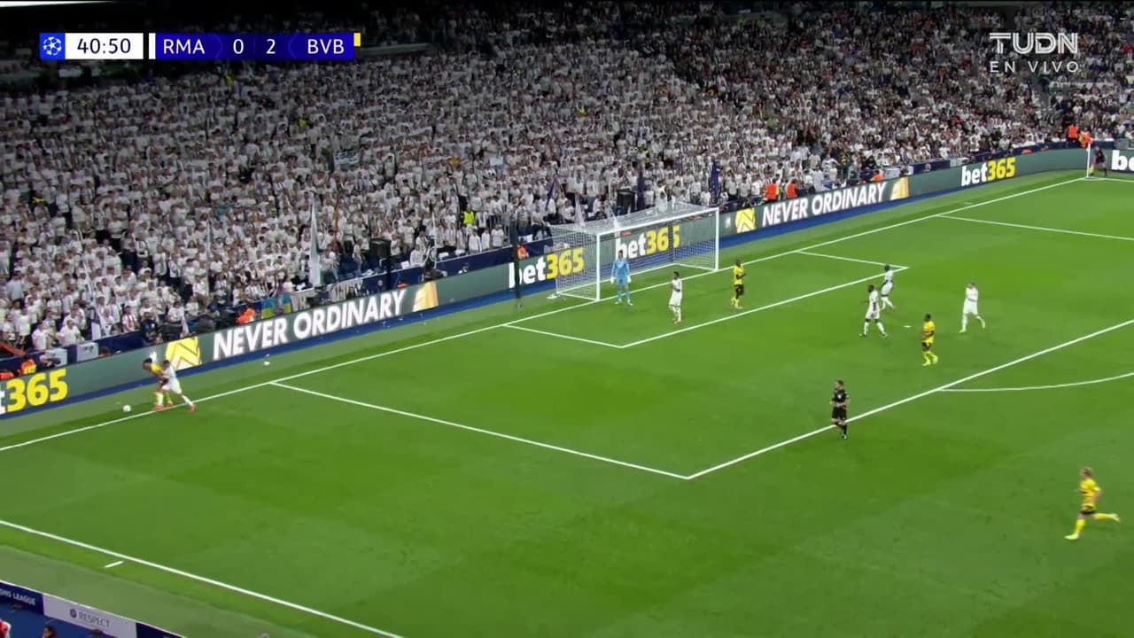 ¡TIRO ATAJADO! disparo por Jamie Gittens.