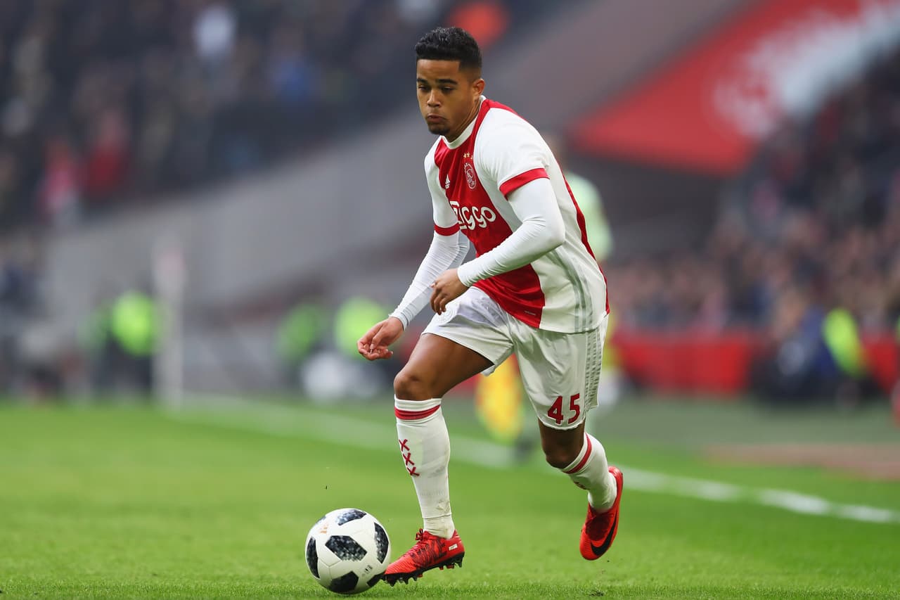 Justin Kluivert. Dos buenas temporadas para el joven extremo holandés del Ajax bastaron para que un club grande le echara el ojo. El hijo del legendario Patrick Kluivert recala en la AS Roma.