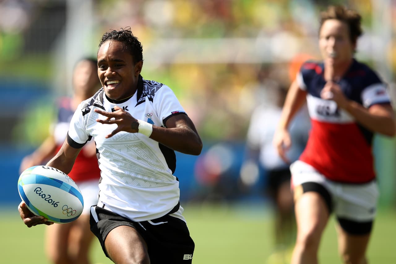 Timaima Ravisa (Fiji) corre con el balón durante un partido de rugby femenino contra los Estados Unidos .