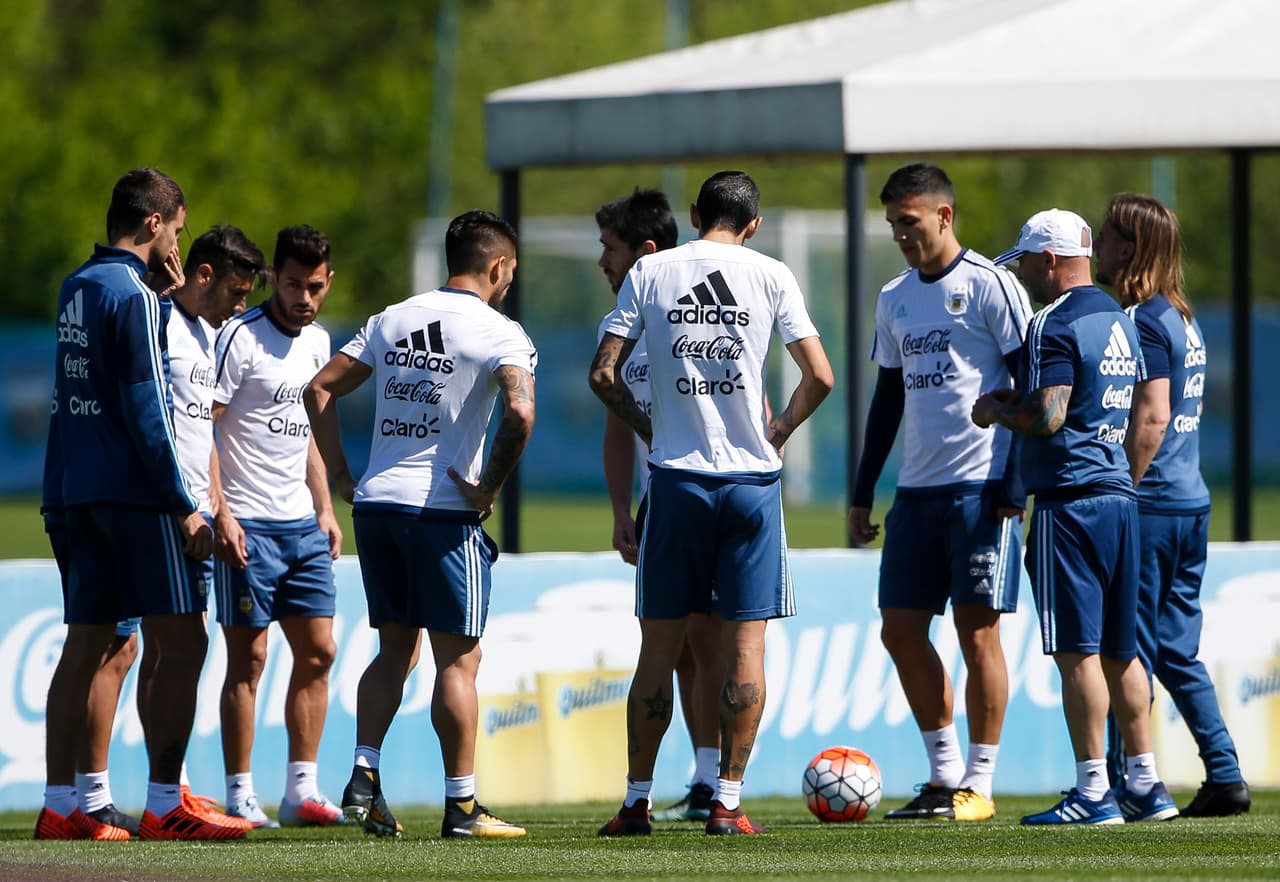 Los argentinos están unidos y mentalizados en sumar pues no hacerlo prácticamente los condena. Aún así, hasta perdiendo por un gol y un triunfo de Colombia por dos goles los mete al Mundial.