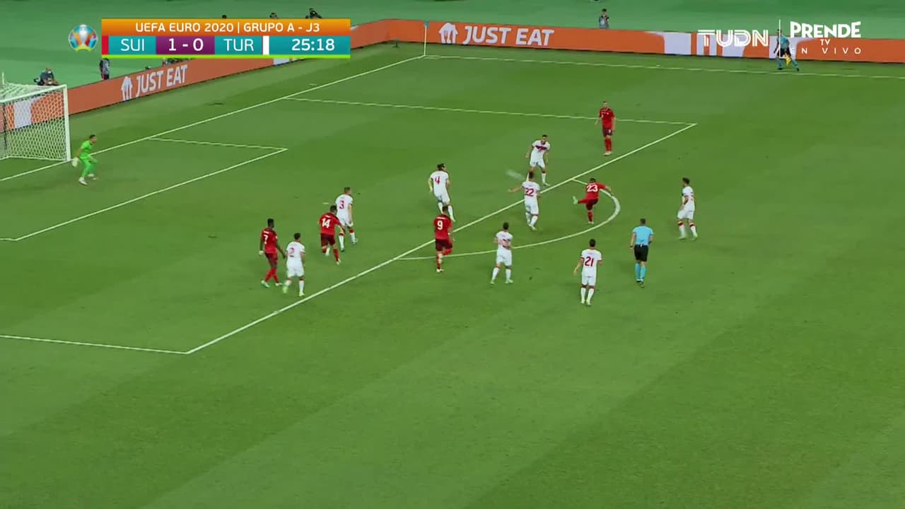 ¡GOL!  anota para Suiza. Xherdan Shaqiri