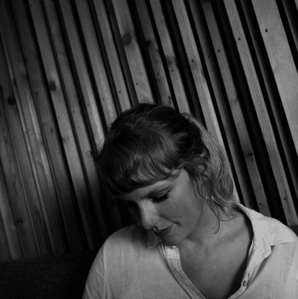 Los géneros que ahora maneja Swift van mas al indie-folk, electro-folk y rock alternativo.