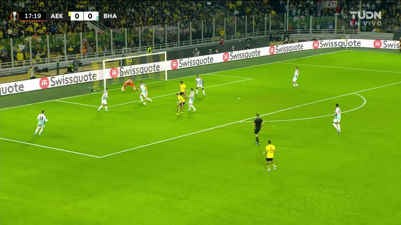 ¡TIRO ATAJADO! disparo por Orbelín Pineda.