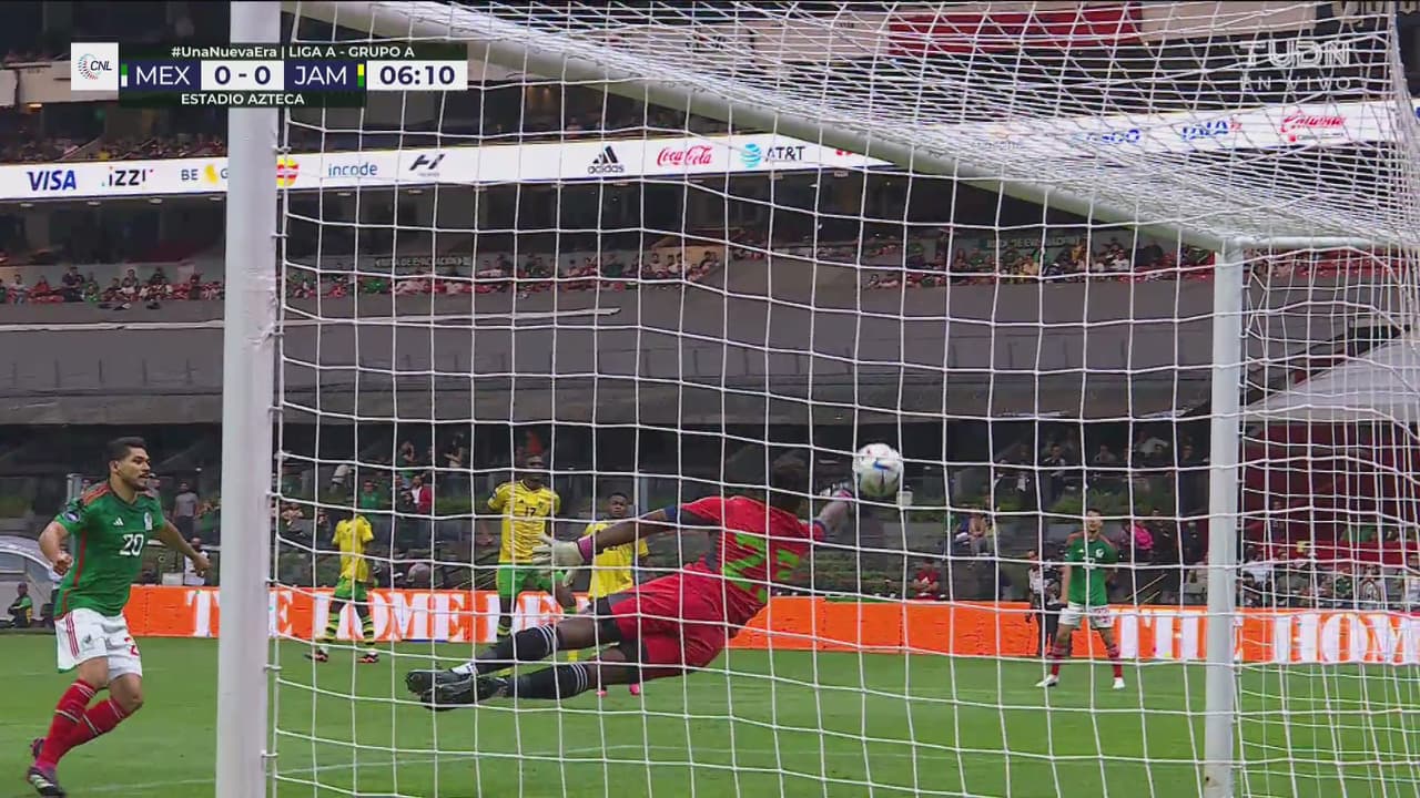 ¡Gran atajada de Jahmali Waite! Le roba un golazo de cabeza a Moreno