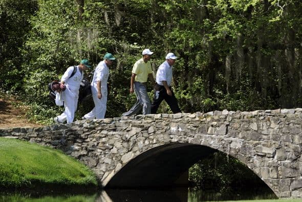 Su equipo de trabajo evalúa su desempeño en cada hoyo y le da la pauta de lo que debe corregir.