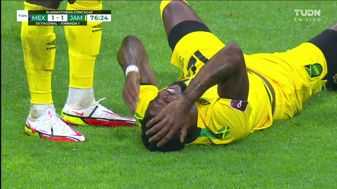 ¡TIRO ATAJADO! disparo por César Montes.