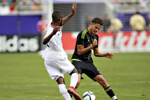 7 Diego Reyes tuvo también un primer lapso complejo, pero mejoró con el cambio de esquema y con el apoyo desde el medio campo.