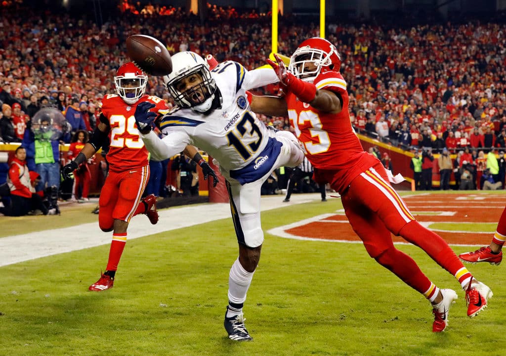 El esquinero (23) de los Chiefs Kendall Fuller trata de evitar que el receptor de los Chargers Keenan Allen complete una recepción en el Thursday Night Football en Arrowhead Stadium.