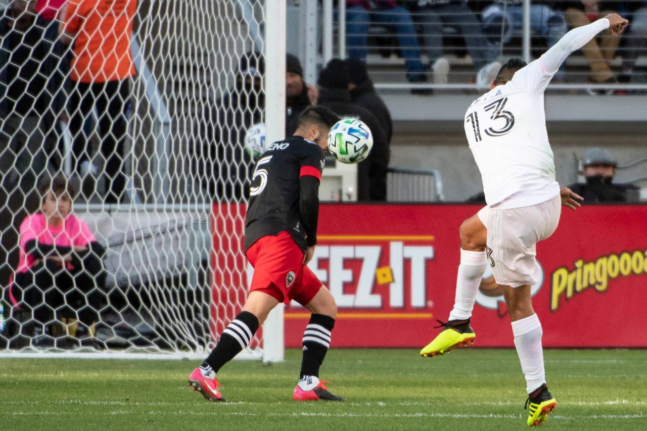 Víctor Ulloa saca un tiro potente de media distancia que es cortado por Junior Moreno al borde del área.