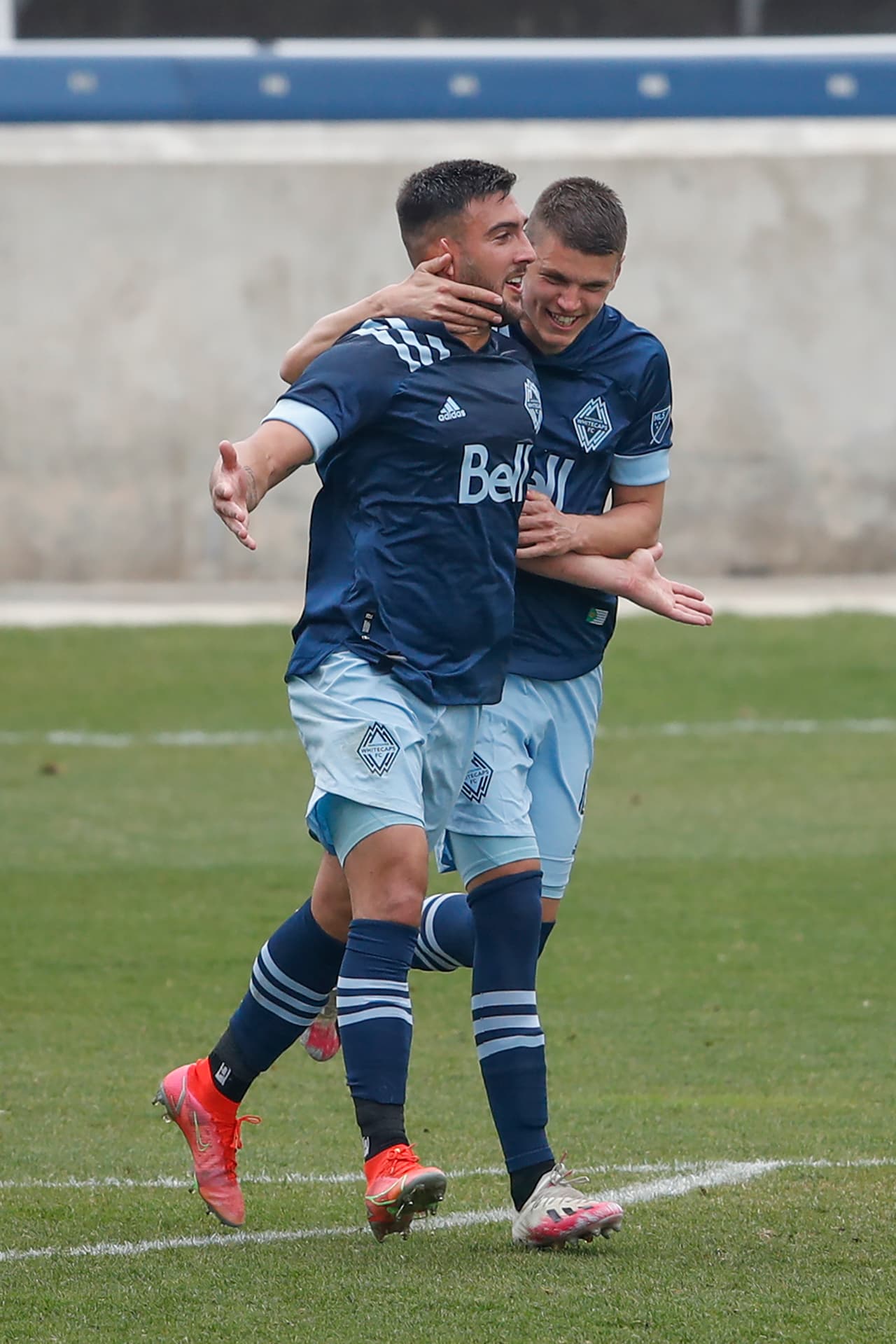 La alternativa es de tono azul oscuro.