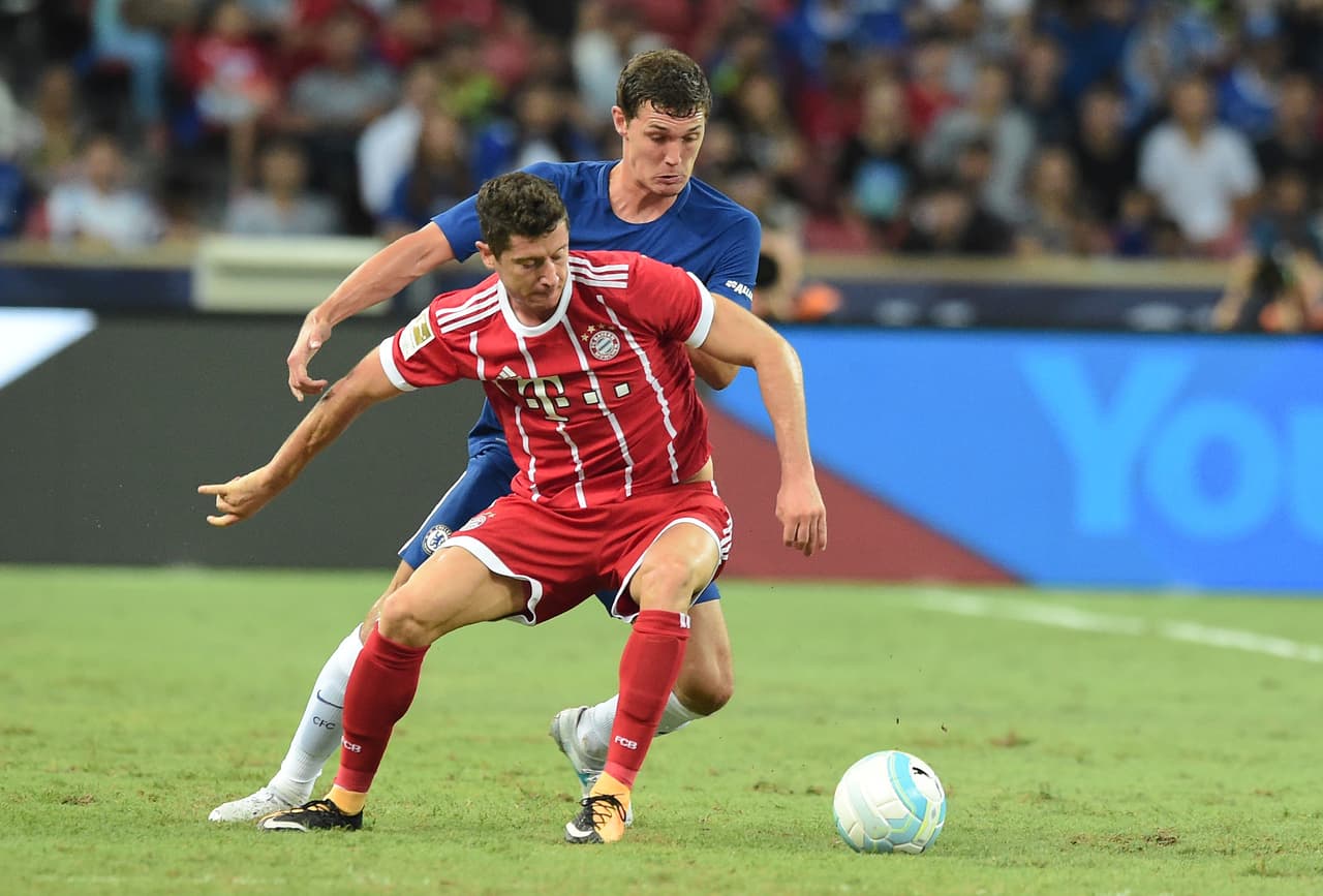 James empezó jugando recostado hacia la derecha hasta que el segundo tiempo, tras la sustitución de Robert Lewandowski y el cambio de posición de Thomas Müller que pasó a jugar en punta, asumió el papel de mediapunta.