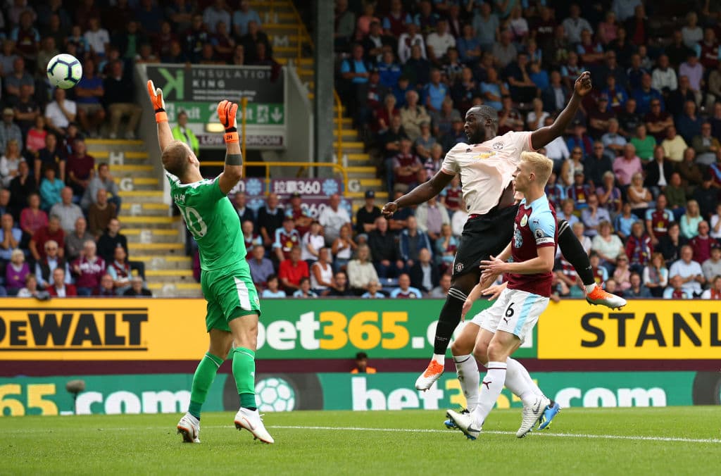 Al minuto 27 del primer tiempo, Lukaku venció a Joe Hart para darle el 0-1 a Manchester United en su visita en Burnley.