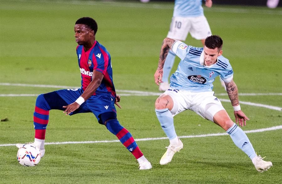 Celta de Vigo y el Levante empatan en la séptima jornada de LaLiga. Roger Martí abrió el marcador al minuto 48 para poner al Levante arriba en el marcador, pero Sergio Carreira se encarga de igualar el marcador en la segunda mitad para irse 1-1. El mexicano Nestor Araujo tuvo minutos en el campo.
